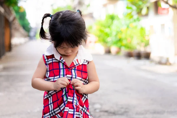 Selectivo Enfoque Manos Chica Niño Vestido Rojo Abotonar Camisa Los — Foto de Stock