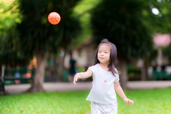 Boldog Ázsiai Lány Éves Éves Dob Apró Narancssárga Labdát Játszik — Stock Fotó