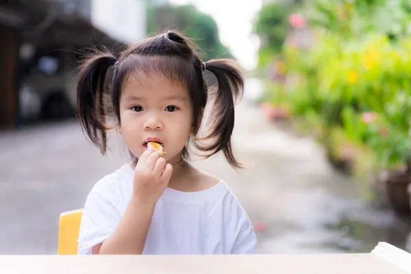 Adorable Chica Está Comiendo Naranjas Difícil Para Los Niños Comer —  Fotos de Stock