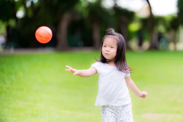 Emocionado Menina Bonito Jogando Bola Laranja Campo Futebol Livre Criança — Fotografia de Stock