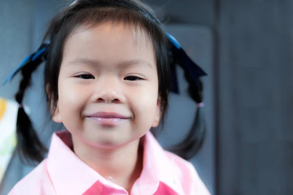 Азійка Посміхнулася Дитина Має Жувальну Гумку Голові Після Пробудження Дитина — стокове фото