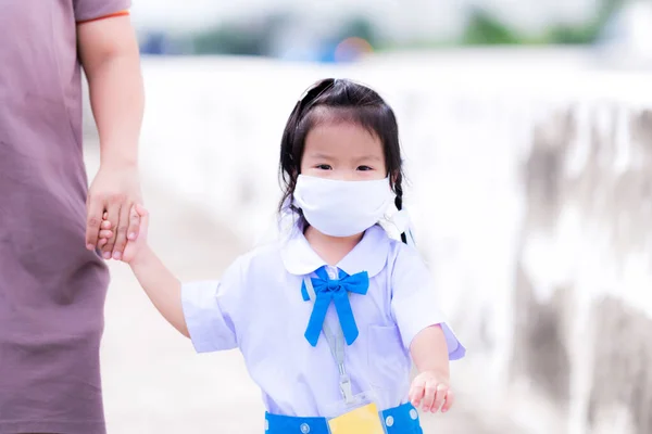 Asiatische Schulmädchen Gehen Hand Hand Mit Einer Mutter Oder Einem — Stockfoto