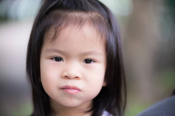 Yakından Bakınca Küçük Tatlı Bir Asyalı Kız Ağzına Yemek Tıkıyor — Stok fotoğraf