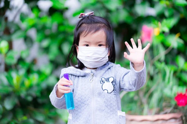 Beyaz Yüz Maskesi Takan Asyalı Bir Kız Elinde Bir Şişe — Stok fotoğraf