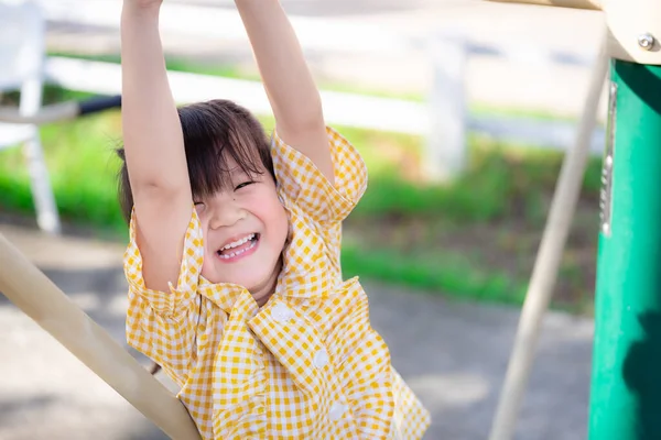 Gadis Kecil Yang Bahagia Sedang Bermain Memanjat Atau Menutup Telepon — Stok Foto