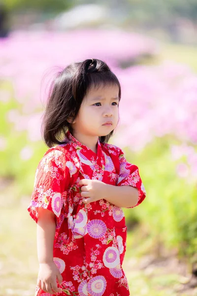Портрет Дитини Японському Стилі Червона Сукня Йде Квітковому Саду Приваблива — стокове фото