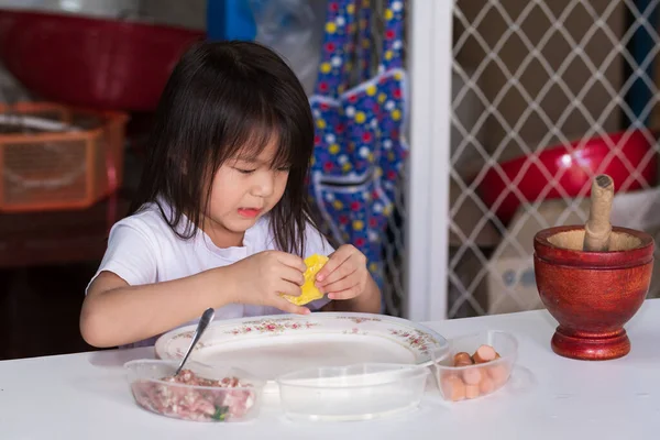 Glückliches Mädchen Half Ihrer Familie Beim Kochen Asiatische Kinder Üben — Stockfoto