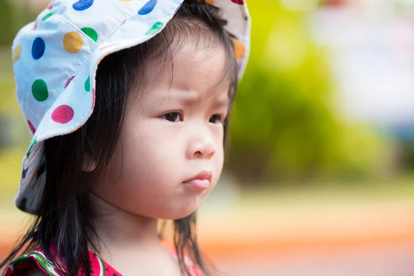 Şirin Kız Şüpheli Bir Ifade Sergiledi Küçük Çocuk Çok Renkli — Stok fotoğraf