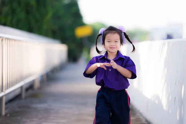 Asiatisk Flicka Har Ett Sött Leende Barnet Hade Lila Gympaskjorta — Stockfoto