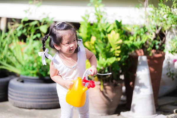 Chica Asiática Está Emocionada Feliz Regar Las Plantas Con Una — Foto de Stock