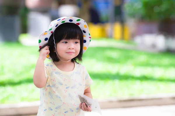 Menina Asiática Segurar Uma Comida Estimação Ela Está Procurando Bons — Fotografia de Stock