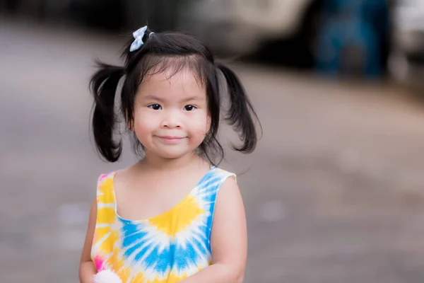 Головний Удар Здорової Дитини Миле Азіатське Дівчисько Приємною Усмішкою Одна — стокове фото