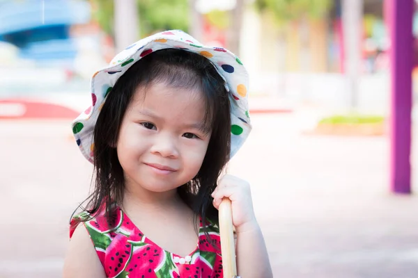 Tiro Cabeça Retrato Menina Feliz Olhando Para Câmera Com Rosto — Fotografia de Stock