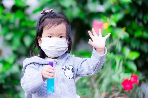 Beyaz Tıbbi Maske Takan Asyalı Bir Kız Diğerlerinin Yaklaşmasını Engellemek — Stok fotoğraf