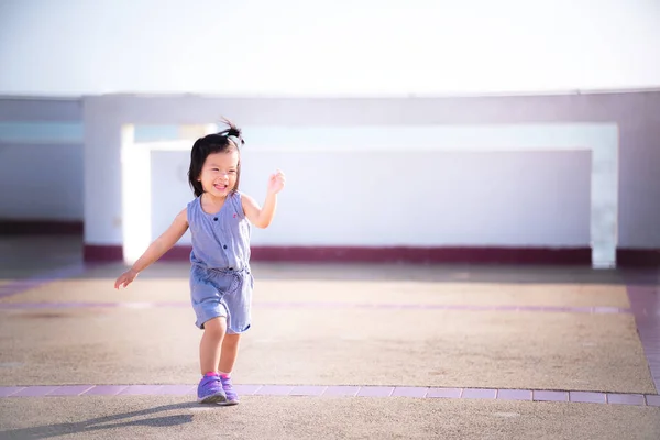 Vidám Ázsiai Lány Játszik Táncol Meleg Napsütésben Fényes Mosollyal Boldog — Stock Fotó
