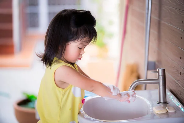 Dítě Které Miluje Být Čisté Stojí Myje Ruce Mýdlovou Pěnou — Stock fotografie