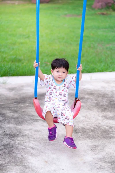 Menino Asiático Sentou Balanço Sorriu Docemente Olhando Para Câmera Crianças — Fotografia de Stock
