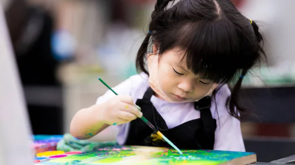 교실에서 수업을 캔버스 위에서 그림을 그리고 귀여운 아시아인 소녀의 신뢰성의 — 스톡 사진