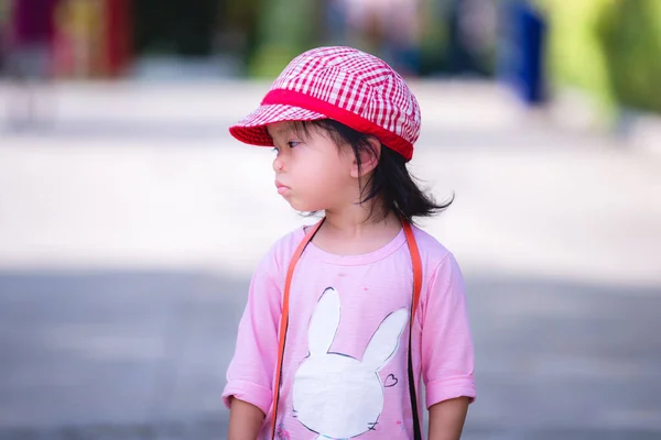 Πορτρέτο Ένα Νεαρό Κορίτσι Από Την Ασία Φαίνεται Βαρετό Συνοφρυωμένο — Φωτογραφία Αρχείου