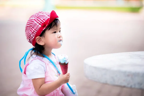 暑い日にアイスクリームを食べるアジアの赤ちゃんの女の子 愛らしい子供はアイスクリームコーンを持っています — ストック写真