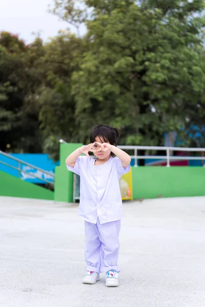 Anak Membuat Pose Segitiga Dengan Jarinya Anak Anak Yang Lucu — Stok Foto