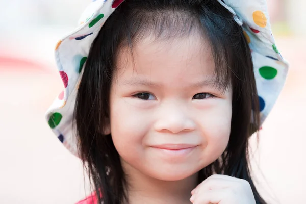 Заголовок Прекрасної Азіатської Дівчинки Білій Токарній Шапці Мила Посмішка Роки — стокове фото