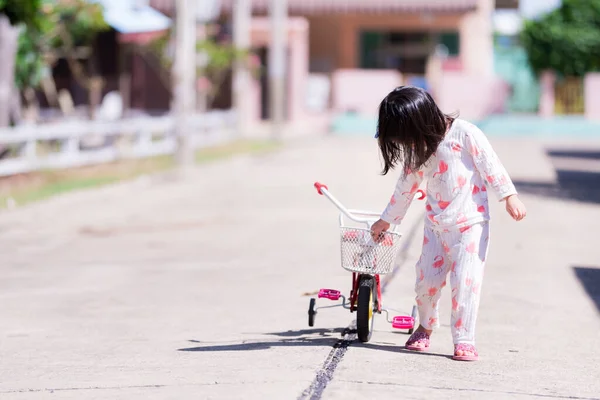 Gadis Asia Berjalan Jalan Pagi Hari Anak Itu Memimpin Sepeda — Stok Foto
