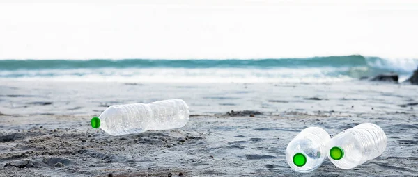 Три Прозрачных Зеленых Пластиковых Бутылки Песчаном Пляже Мусор Природа — стоковое фото