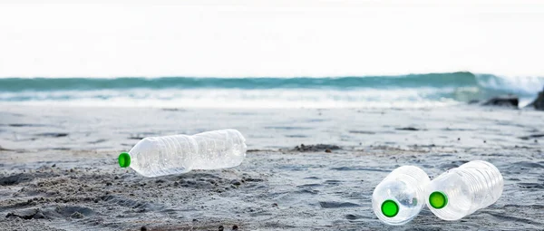 Tiga Botol Plastik Hijau Bersih Pantai Berpasir Sampah Dan Alam — Stok Foto