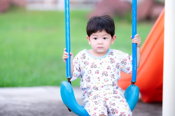 Anak Anak Duduk Ayunan Anak Menunjukkan Ekspresi Tenang Boy Bermain — Stok Foto