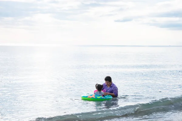 Pai Filha Estão Brincando Mar Menina Sentada Jangada Verde Pai — Fotografia de Stock
