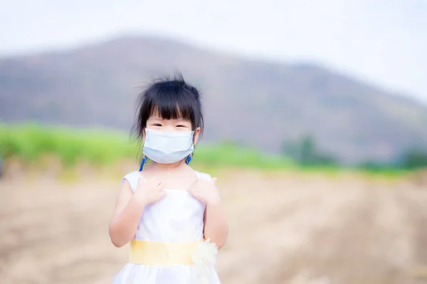 Criança Adorável Vestindo Máscara Médica Azul Criança Sorri Docemente Sob — Fotografia de Stock