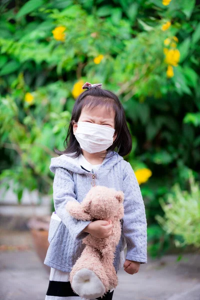 Niño Que Usa Mascarilla Médica Sostiene Abraza Oso Peluche Marrón — Foto de Stock