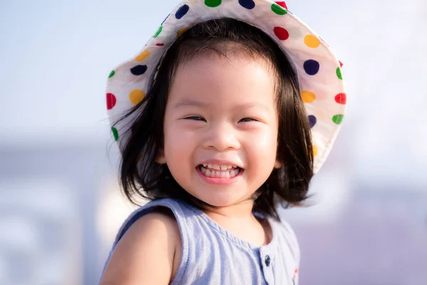 亚洲女婴笑着笑着 闭上你的笑脸戴白帽子的小女孩 半身照片她有蛀牙 2岁零9个月大的婴儿 — 图库照片