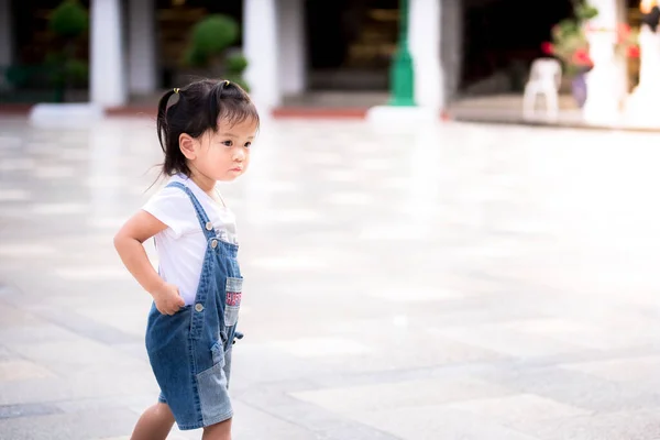 Sidovy Söt Asiatisk Liten Flicka Som Går Runt Gården Wat — Stockfoto