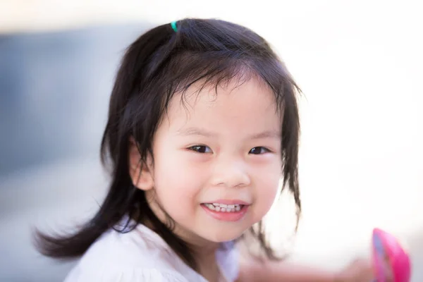 Närbild Barnet Glad Tittar Kameran Och Ler Sött Och Ljust — Stockfoto