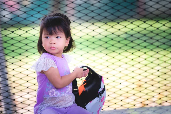 Asiatisk Förtjusande Flicka Sitter Marmorstol Hålla Väska Titta Något Hon — Stockfoto
