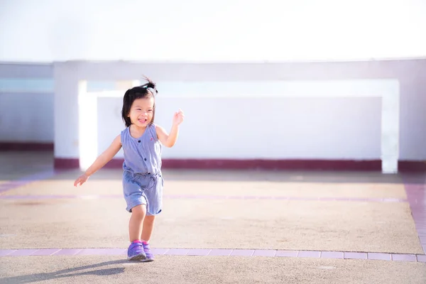 Vidám Ázsiai Lány Játszik Táncol Meleg Napsütésben Fényes Mosollyal Boldog — Stock Fotó