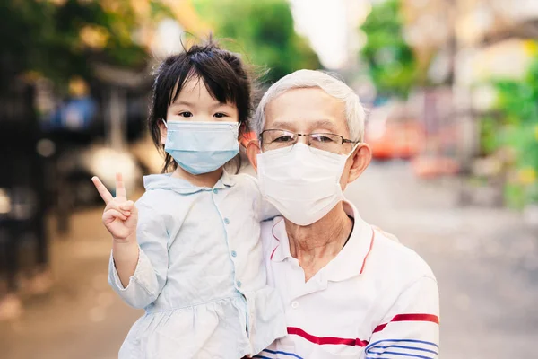 Aileler Yeni Virüsün Yayılmasını Önlemek Için Maske Takarlar Büyükbaba Torununu — Stok fotoğraf
