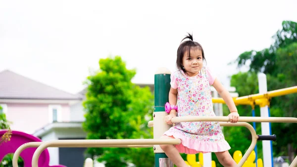 Portrait Child Menikmati Aktivitas Sebuah Taman Petualangan Mendaki Pada Musim — Stok Foto