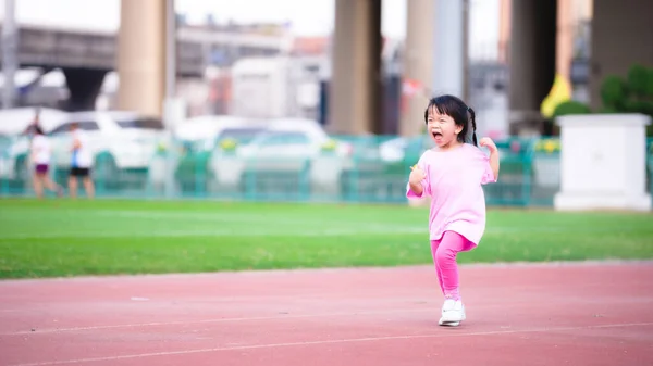 Ευκίνητη Κοπέλα Έτρεχε Ευτυχισμένη Στην Πίστα Του Σταδίου Ευτυχισμένο Παιδί — Φωτογραφία Αρχείου