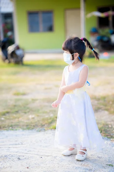 Aranyos Fehér Ruhás Lány Várt Utca Túloldalán Aranyos Gyerekek Orvosi — Stock Fotó
