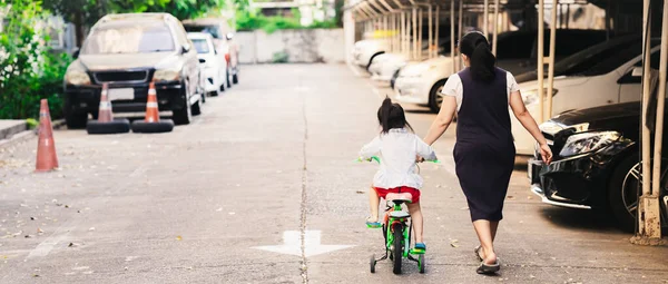 Anak Anak Belajar Mengendarai Sepeda Ibunya Membantu Putrinya Memegang Sepeda — Stok Foto
