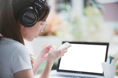 İnsanlar kapalı devre sırasında internetten akıllı telefon aramaları yapıyorlar. Mokup telefon ve dizüstü bilgisayar. Kadınlar kulaklık takıyor. İnsanlar evlerinde çalışmak için teknolojiyi kullanarak kendilerini izole ediyorlar.