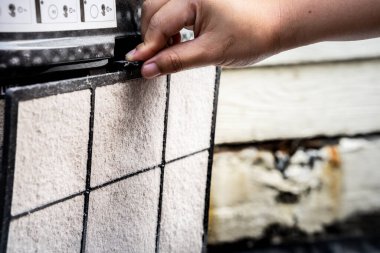 Hava filtresi başbakanı 2.5 toz filtresi. Filtre kullandıktan sonra her zaman tozludur. İnsan eli temizlemek için filtreyi kaldırıyor..