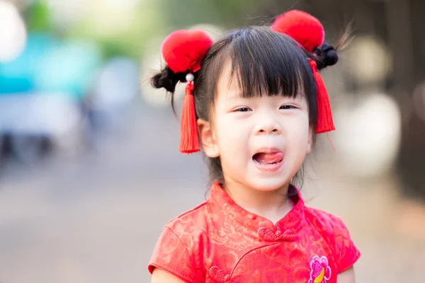 Anak Keturunan Cina Mengenakan Cheongsam Merah Untuk Merayakan Tahun Baru — Stok Foto