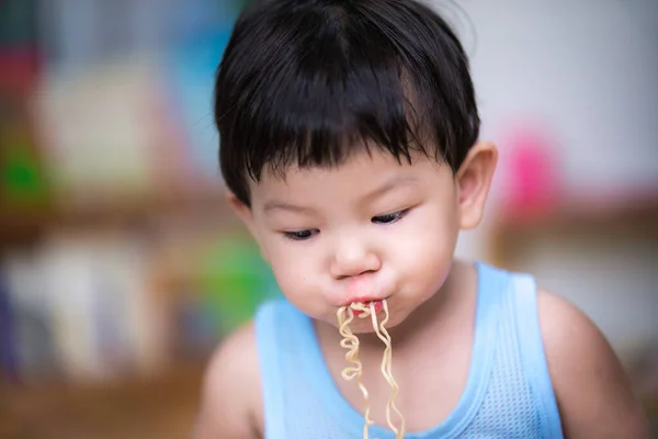 Seçici Odaklanma Çocuk Ağzıyla Yemek Tellerini Alıyor Içine Çekiyor Bulutlu — Stok fotoğraf