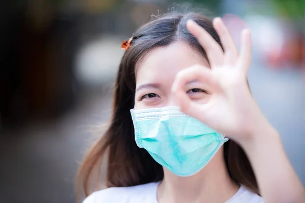 Mulher Bonita Usando Máscara Facial Médica Verde Para Doença Coronavírus — Fotografia de Stock