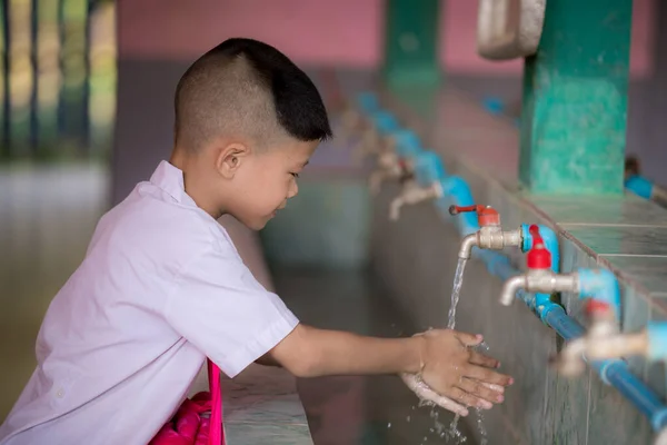 Azjatycki Chłopiec Myjący Ręce Szkole Zlewozmywak Który Może Umyć Wiele — Zdjęcie stockowe