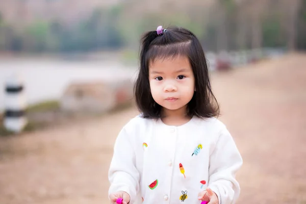 Gadis Sedih Mengenakan Sweater Putih Berdiri Tengah Alam Musim Dingin — Stok Foto